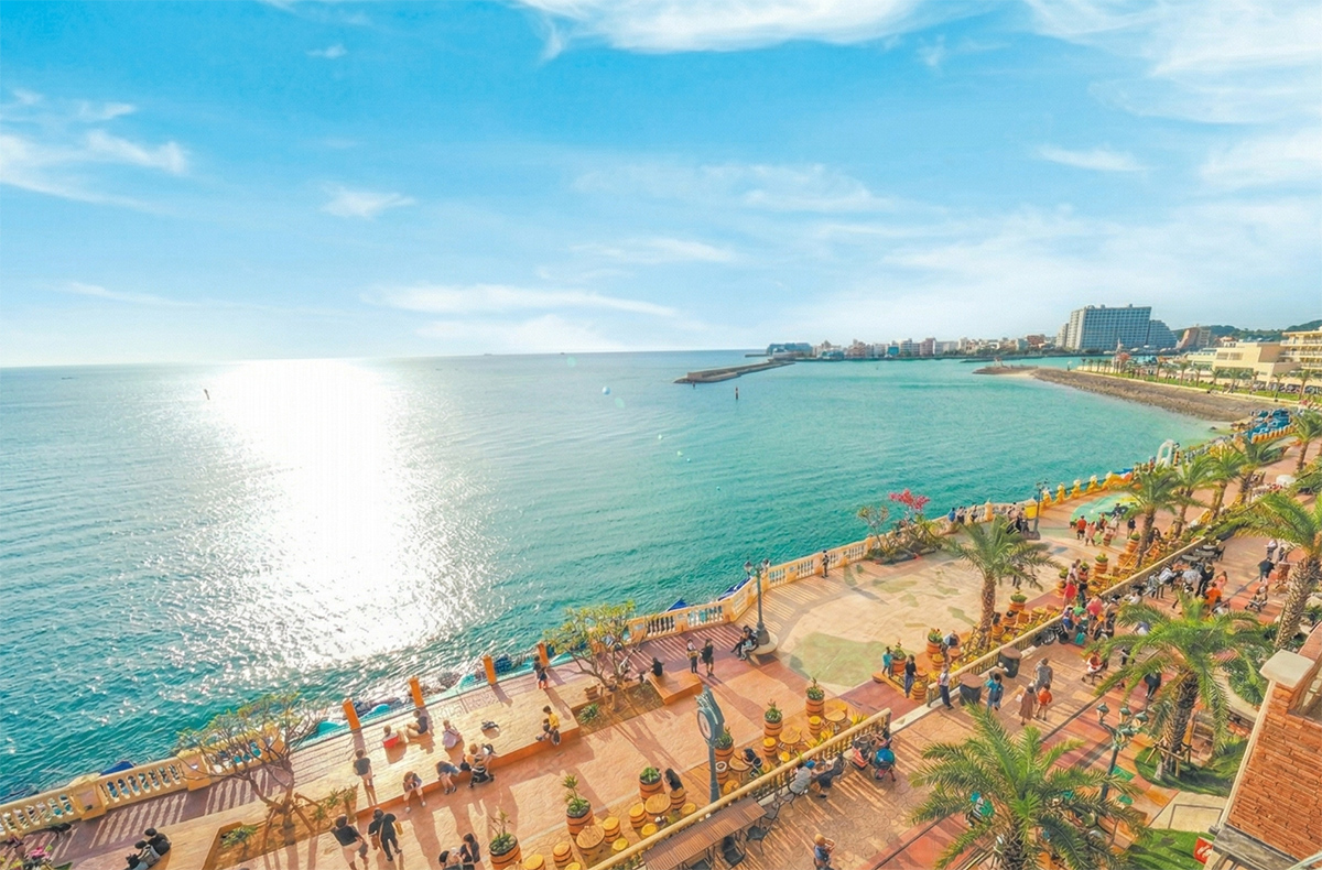 アメリカンビレッジの海沿いの街並み