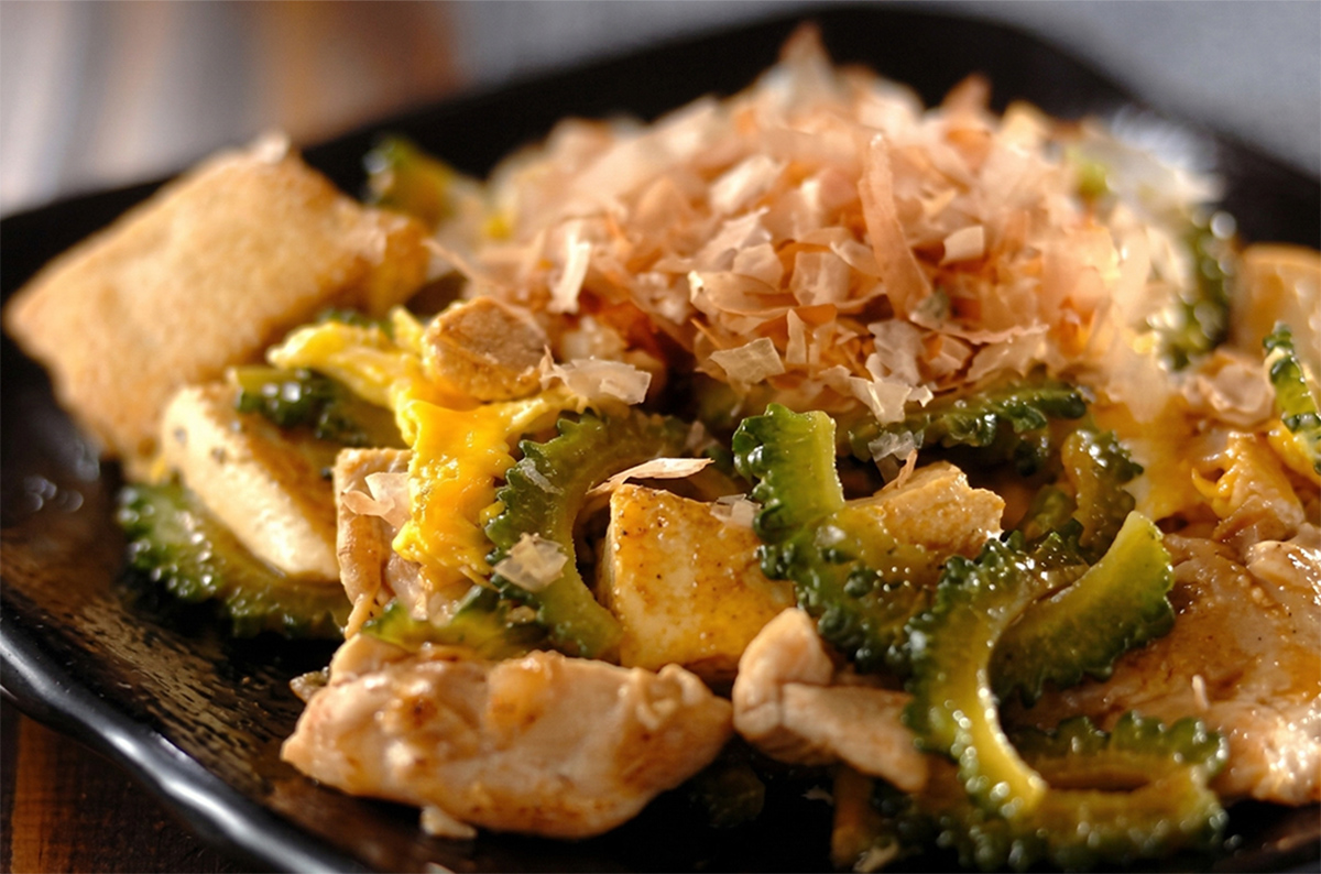 沖縄料理のテーブルイメージ